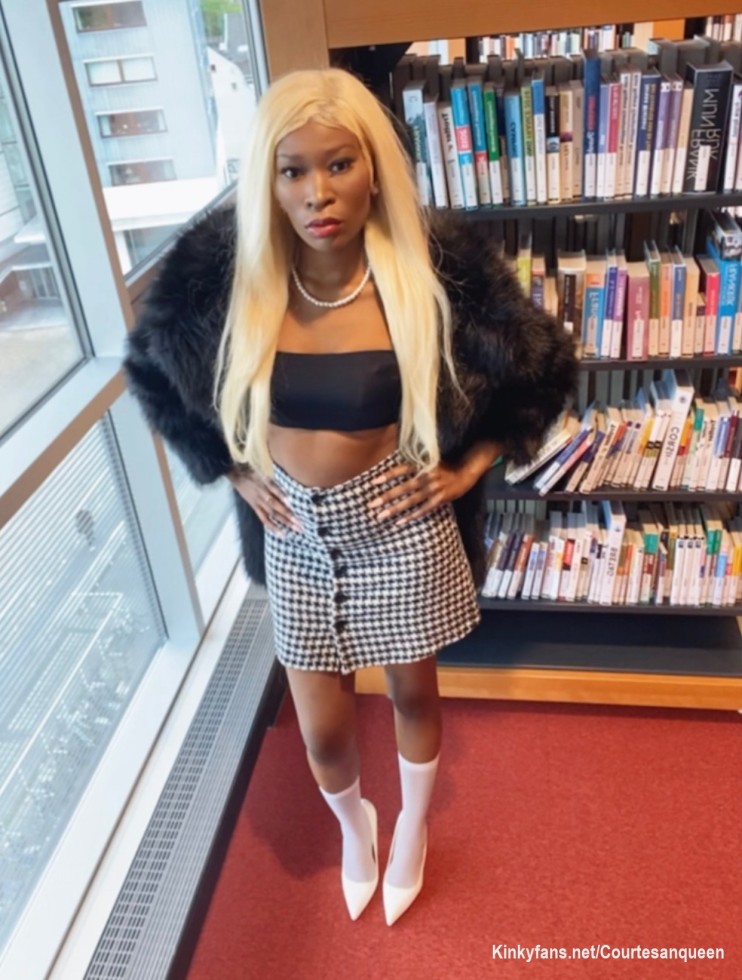 ~Divine Goddess~
Come to my private chat and follow me 

Fun awaits you one payment way ✨🫦

#findomgoddess #highheels #blonde