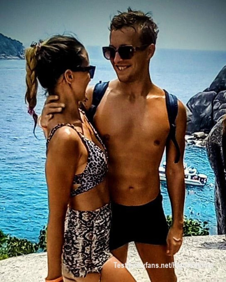 Sexy on the beach 🏝️🥵💦
Stranded on a tropical island 🏝️ .... having fun 🌊👙🩳 🥥👅