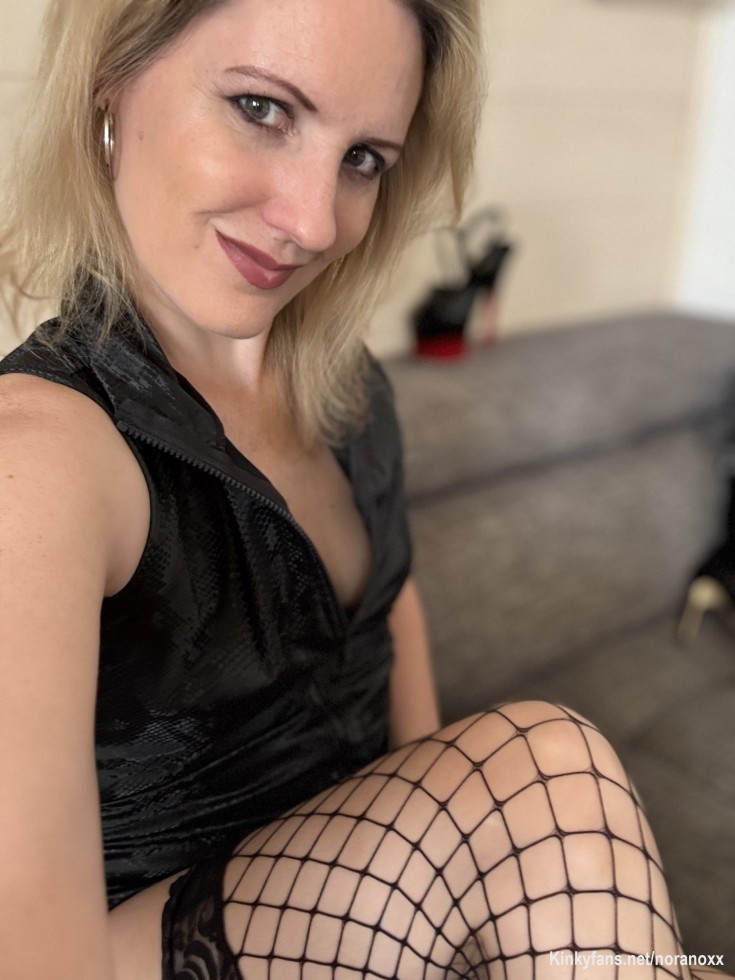 Für mich geht's gleich ab auf eine geile Party, ich wette für dich Loser nicht. Du bleibst allein in deinem Keller hocken.