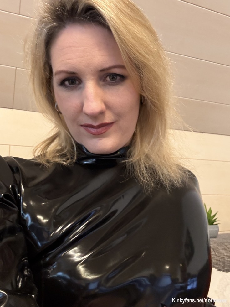 Schwarzes Latexkleid, wer zahlt das nächste?