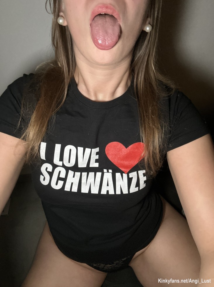 Hey Süßer, sorry - ich war die letzten Tage echt krank und konnte nicht hochladen 🥹 Wie gefällt dir mein T-Shirt?