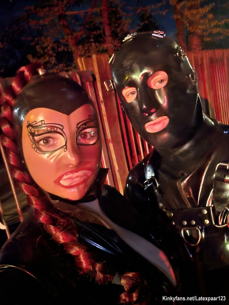 So meine Lieben, es gab irgendwie mit dem Handy Probleme mit dem Hoch laden also jetzt am Rechner.
Wie angeteasert das erste Bild Material von Gestern im Kino Hole. 
Es folgen ein paar schicke spicy Aufnahmen

Hier wir beide vor dem Kino Hole in Köln 

So, my dears, there were some problems uploading with my phone, so here it is on my computer.

As teased, here's the first picture from yesterday at the Hole cinema.

A few more cool, spicy shots will follow.

Here's the two of us in front of the Hole cinema in Cologne.