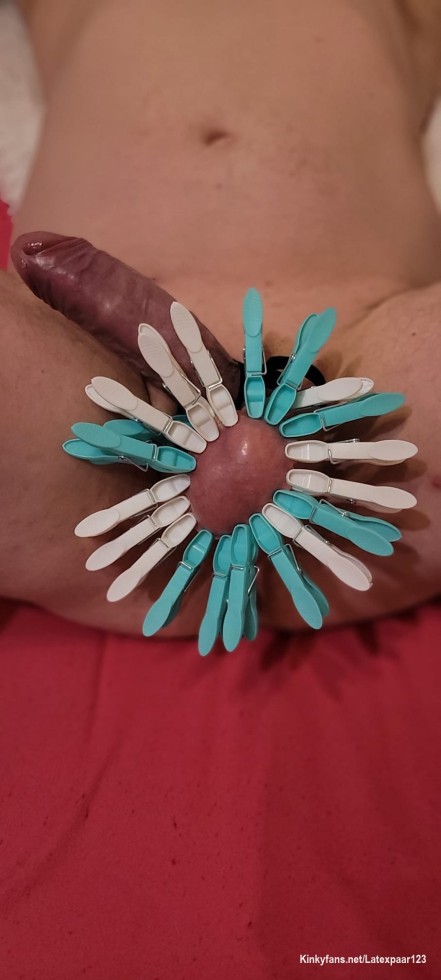 Ich wünsche Euch allen ein frohes Osterfest. Ich hatte gestern schon meinen Spaß.
Nachdem ich das Kunstwerk 30 Minuten dran hatte war jede Klammer eine Wahnsinnige Qual für Ihn JEDE 😈

I wish you all a happy Easter. I already had my fun yesterday.

After I'd had the artwork on for 30 minutes, every single clip was an absolute ordeal for him 😈