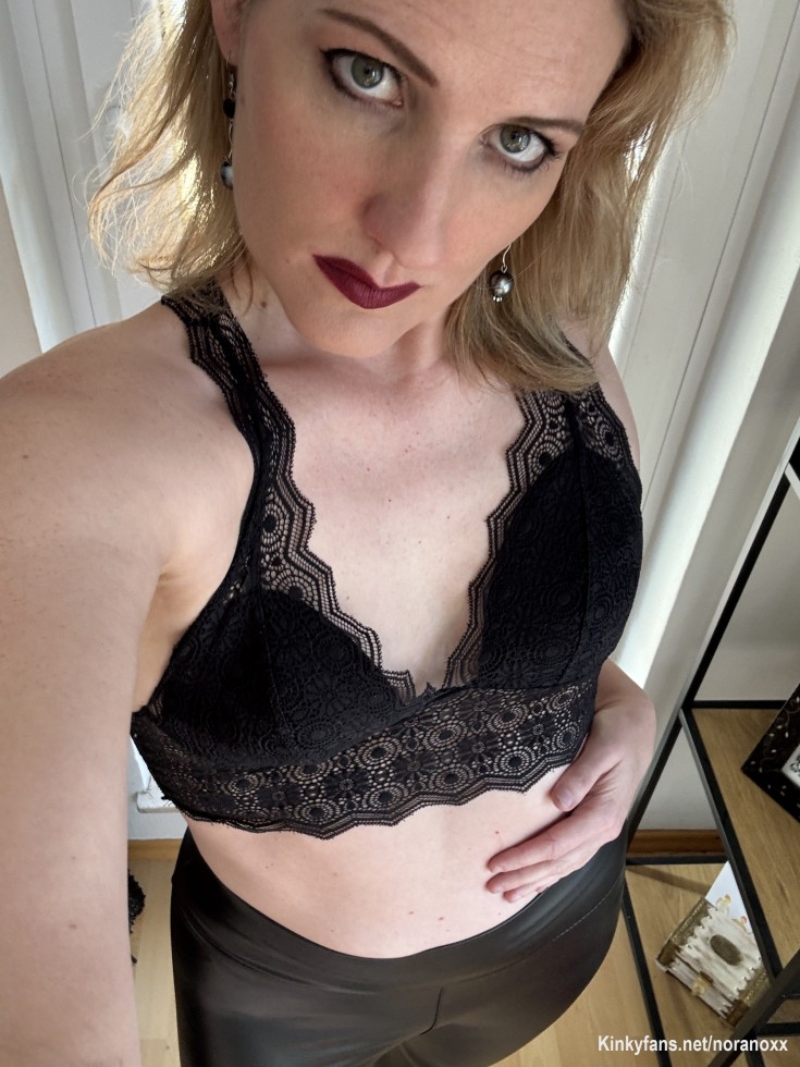 Kinky thoughts? Let me help you - or spank you 😈